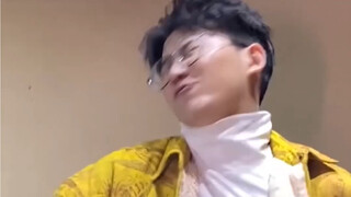 Nói chuyện với bạn cùng phòng bằng giọng điệu của bạn gái, chỉ cần làm thế này là đủ để khiến cậu bạ