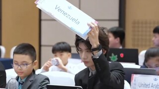 "السيّد الشاب رقيق كالمرجان، يشبه قليلاً زهرة اللوتس." ممثلو الشباب من مختلف الدول في نموذج الأمم ال