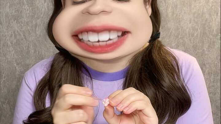 Pemilik toko mini nonton drama bareng Lingling nih!