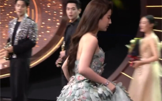 ［หลิวอี้เฟย］คืนนั้น เธอดูเหมือนเจ้าหญิงจริงๆ แม้จะอยู่ท่ามกลางฝูงคน ก็ยังเป็นคนแรกที่มองเห็นเธอเสมอ