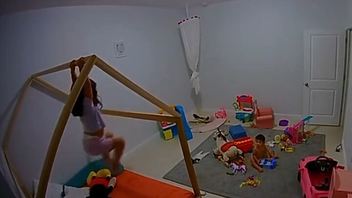 Anak berusia 2,4 tahun adalah anak yang nakal (tambahan rekaman)