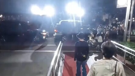 ประสบการณ์มุมมองบุคคลที่หนึ่งกับแสงแฟลชของซูเปอร์สตาร์