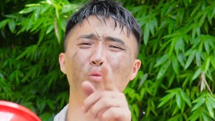 People with different salaries are eating shrimp. Do you know whose shrimp tastes the best?