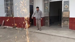 ความแตกต่างระหว่างความกล้าหาญในการจุดพลุไฟกับสุนัขพันธุ์บอร์เดอร์คอลลี่กับการจุดพลุไฟกับสุนัขพันธุ์ฮ