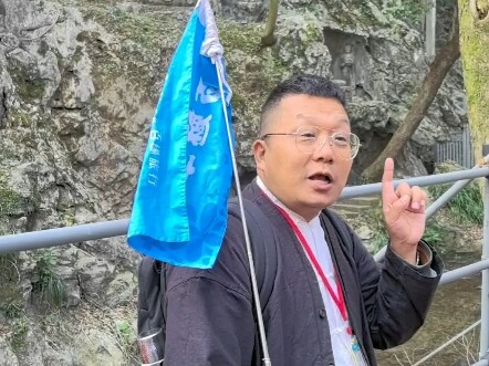 Why shouldn’t you take group photos when traveling? Demons and monsters are all eyeing that “Tang Mo