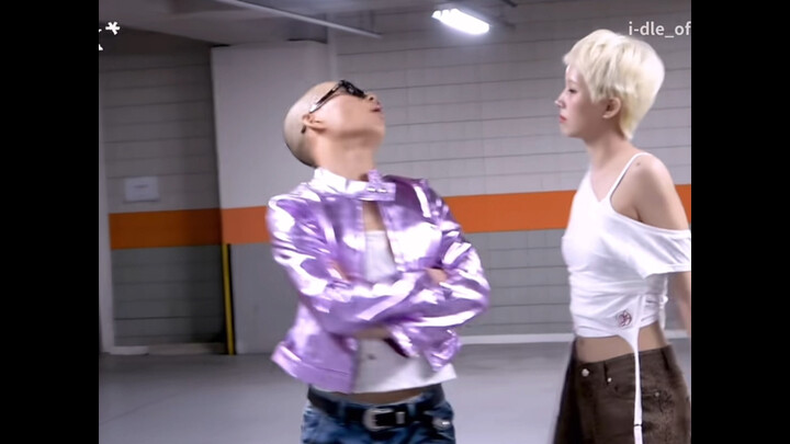 شياوجوان: يا أخي، أنت تجعلني أبدو غبيّة جدًا. جايمي يأتي مزودًا بزي فاخر، وتلك اللحظة التي يلتفت فيه