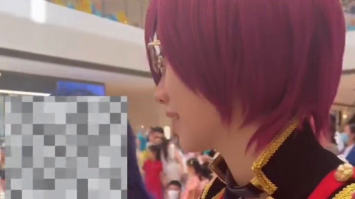 Saya menjadi bersemangat dan melihat Ibarah secara pribadi membagikan brosur.