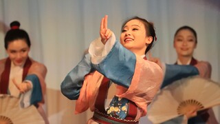 [Grup Tari Mahasiswa Universitas Fudan] Tari Klasik "Sarjana Kipas Kertas" Gadis Fudan berubah menja