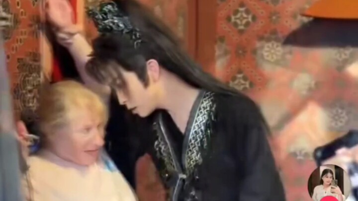 A foreign auntie on TikTok plays “wall slam” with a Chinese man in traditional costume; the foreigne