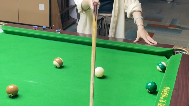 سارع بأخذ حبيبتك ليلعبوا البلياردو، وإلا لن تعرف كم هي رائعة!