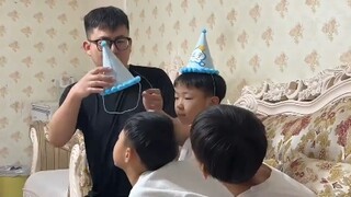 弟弟过生日 哥哥也想参加，爸爸只好“一碗水端平 ”，网友：过生日跟流水线作业似的