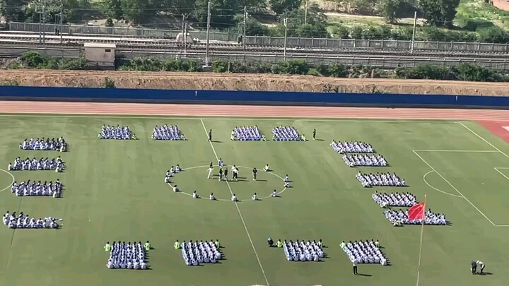 中学大型文艺表演活动 硬糖少女303 双马尾 翻跳