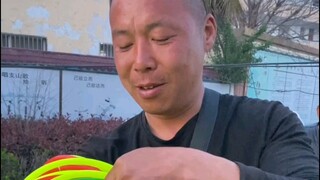 到了这个年纪，虽然自己过得狼狈不堪，但也见不得别人的不容易