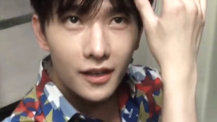 Subway heartthrob, 【Yang Yang】—the moment he looks up and our eyes meet is so captivating.