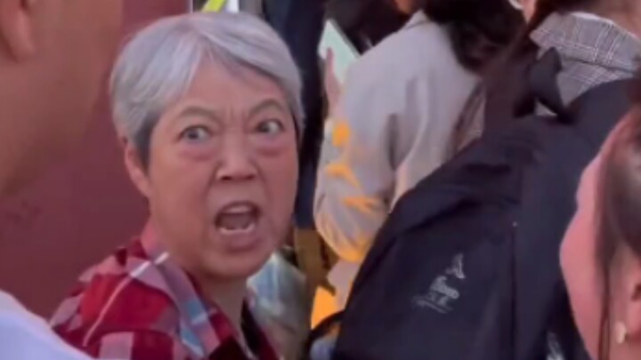 امرأة تتخطّى الصف.. أي مستوى من الشتائم هذا؟