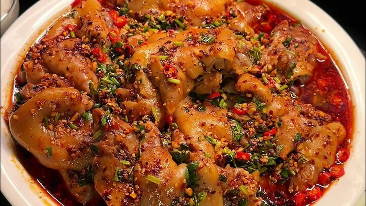 Malam ini makan jajanan tengah malam yaitu kaki babi buatan ibu, kaki babi yang empuk hingga tulangn