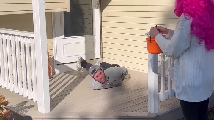 Halloween: Bagaimana Para Hewan Membagikan Permen — Daniel LaBelle