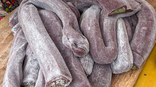 Makanan lezat lengket di jalan Dali, isinya sangat melimpah. Lengket dan sangat enak