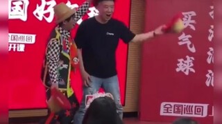 شارك الجمهور في العرض البهلواني، وبدأ الأخ الأكبر يشعر بالسعادة تدريجيًا.