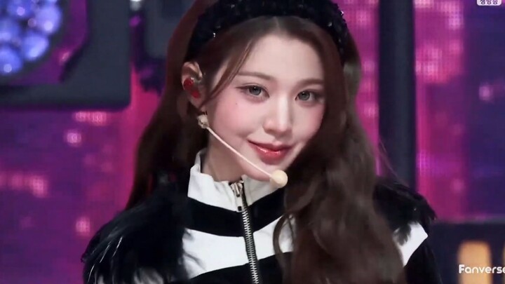 IVE's latest comeback track "BLACKHOLE" first stage performance