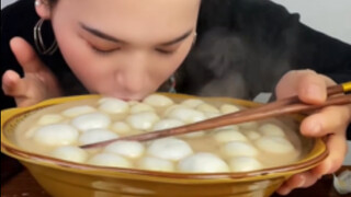 Five "Insane Daredevils" in the Mukbang World: The First One Should Bring Scissors to the Bathroom A