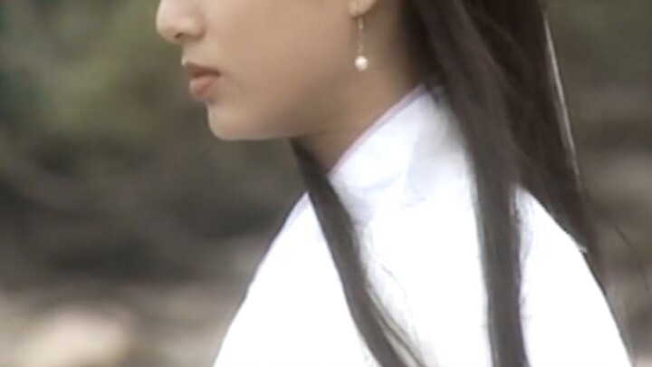 Her headdress at that time was only a ribbon, with few styles, but it amazed the childhood