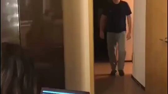 Video hài hước, hãy chia sẻ nó với những người bạn tốt của bạn và khiến họ cũng cười.
