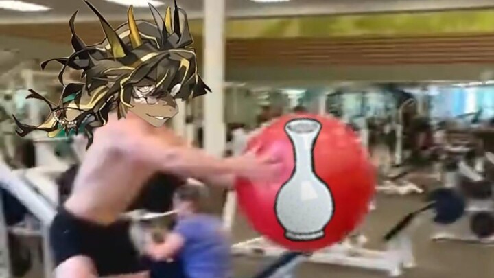 ปลาคาร์พเฒ่าเล่นกับขวด