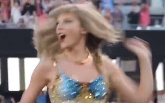 สองมหาเทพหญิง: คนหนึ่งสดใสพลังล้น, อีกคนเซ็กซี่ชวนหวิว!