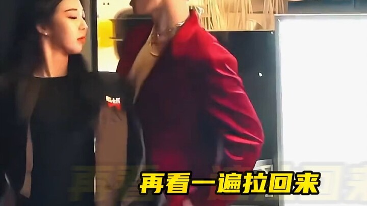 Có thể thấy Trương Nghệ Hưng rất hài lòng với bộ trang phục này~