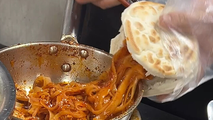 So fragrant, so spicy—carb on carb! Shaanxi Hand-Pulled Noodle Skin Sandwich!