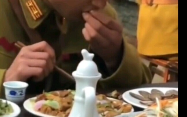 Pemeran figuran memerankan perwira saat makan
