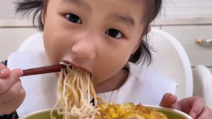 Kudengar kalian masih ingin melihatnya makan sendirian