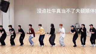 夫硕顺舞台最大亮点就是伴舞哈哈哈