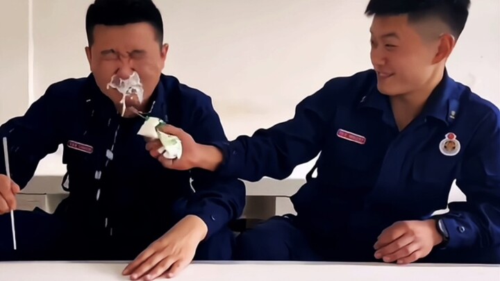 看啊！蓝憨憨的可爱瞬间，网友：脱下战袍谁还不是个孩子