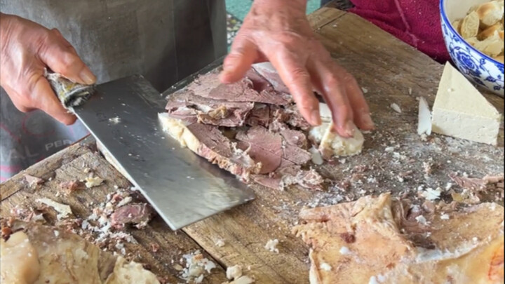 The lamb paomo in Qian County, Shaanxi really piles on the meat—it’s tender, the broth is rich and f