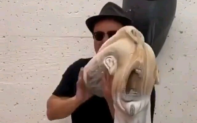 Nghệ thuật cắt giấy thật choáng ngợp: tượng thạch cao có thể kéo giãn!