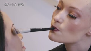 无法使用双手的职业化妆师