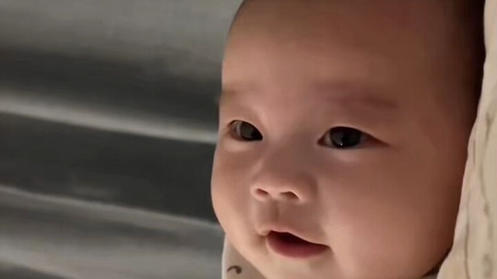 Waktu ngobrol sebelum tidur si bayi manusia—terus, apa dia benar-benar mengerti ya? Pas dia berbalik