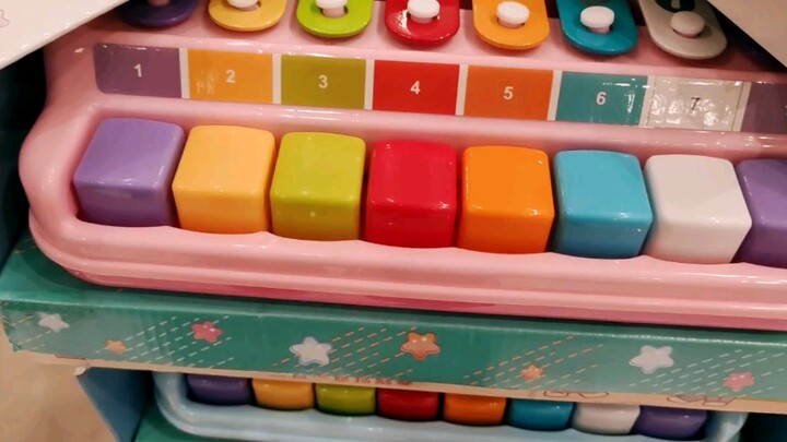 A high school vlogger actually whipped out a kids’ keyboard in the mall and nailed “Dango Daikazoku”