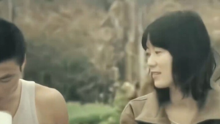 ชายหนุ่มอุ้มหญิงสาวในกองหญ้าและเริ่มเรื่องรัก ๆ ใคร่ ๆ นี่มันเรียบง่ายและรักแท้ใช่ไหม?