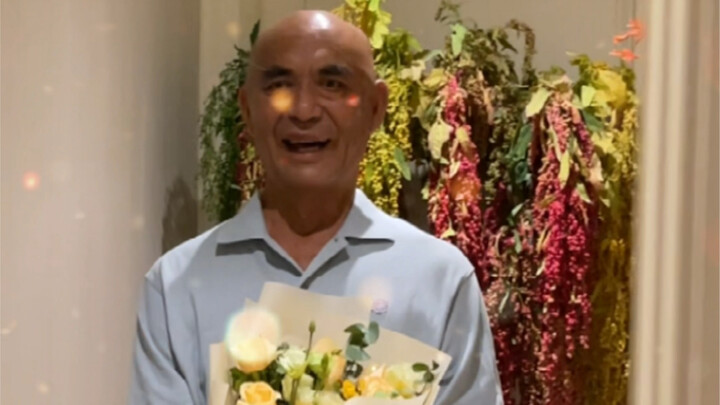 طريقة الجد القوية في تقديم الزهور