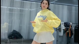 The yellow couple sweatshirt is really full of vitality with this song