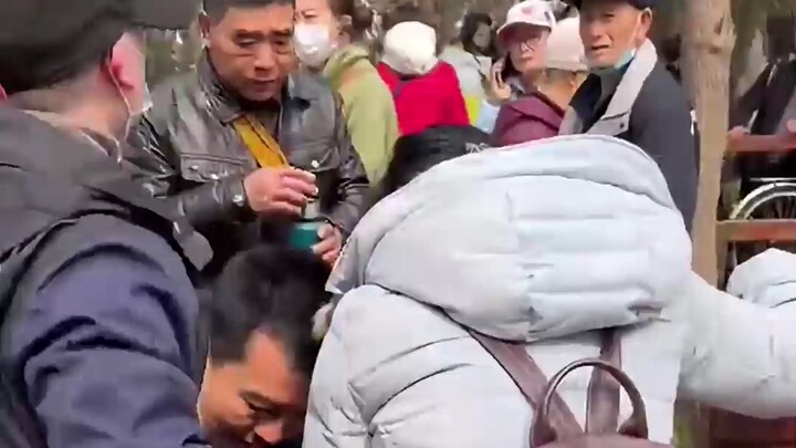 He Bin, anggota Tim Penyelamatan Min’an Kota Zhoushan, menemui seorang wisatawan yang tiba-tiba meni