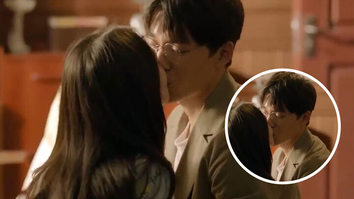 Thức giấc cũng phải hôn, đúng là không chịu nổi