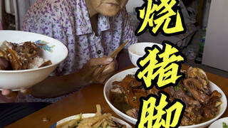 Nasi babat ini dari nenekku nomor satu, kaki babi bumbu kecapnya meleleh begitu masuk mulut, sangat 