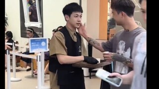日前，成都某奶茶店男大学生被男生骚扰摸手，后被女生摸摸头，直呼：兼职太难了！！！