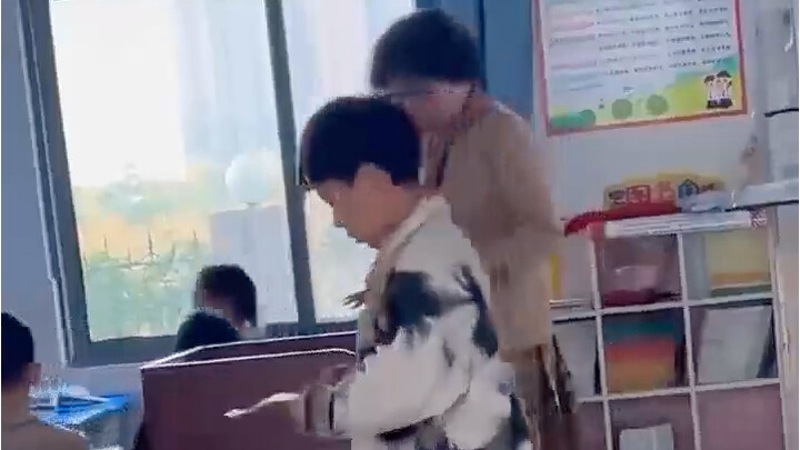 أن تكون قدوة للمعلمين؟ معاملة متفاوتة! تقدّم الأبناء من العائلات الثرية والنافذة بيديك، بينما تلقي ب