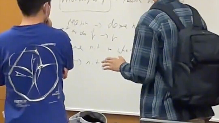 Bạn học không đồng ý với quan điểm của thầy, nên sau giờ học đã “battle” với thầy điên cuồng hơn nửa