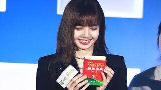 LISA menerima "Kamus Xinhua" sebagai hadiah di lokasi.